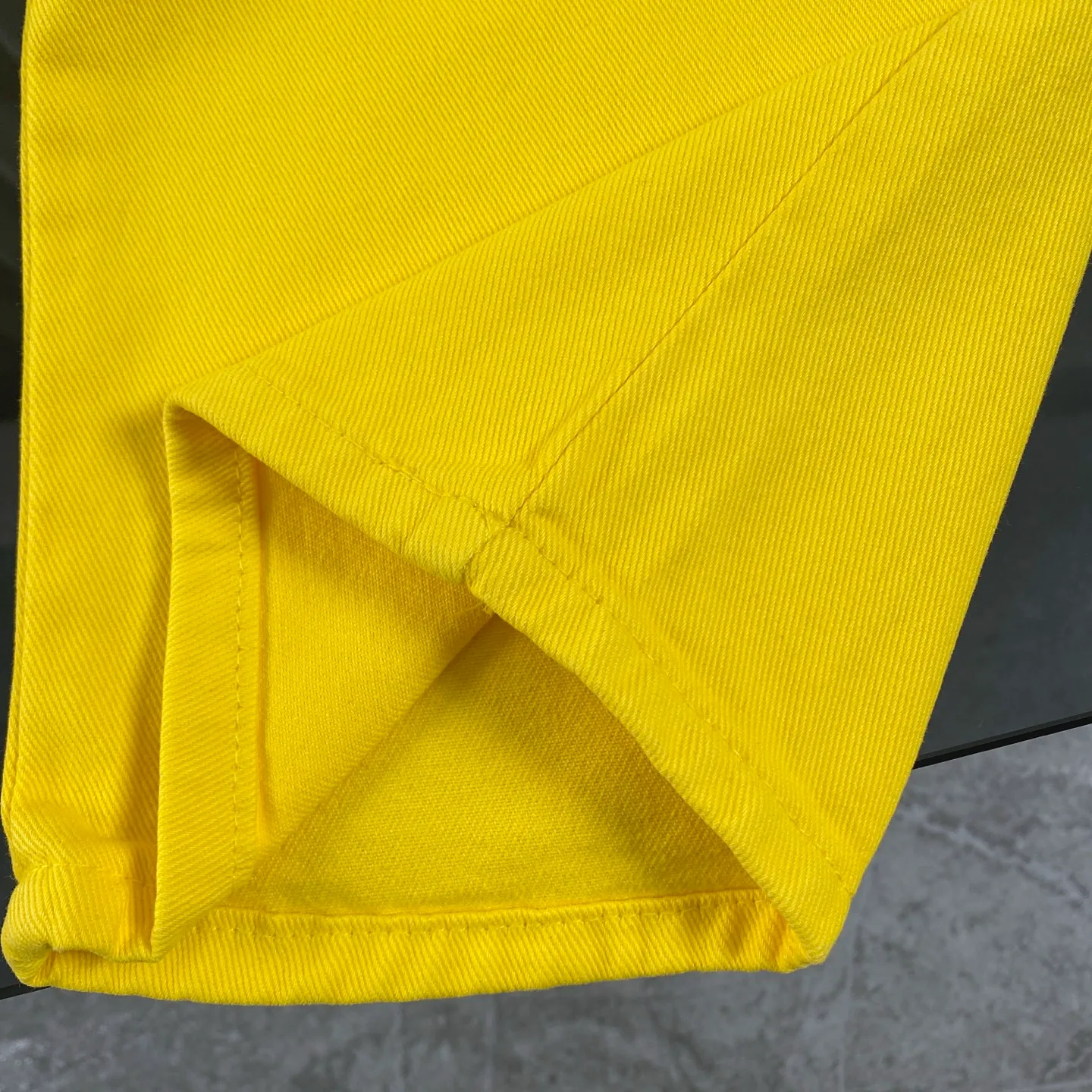 P270 CH Chromehearts 2025 new Paris-limited yellow large cross jeans, top ceiling quality, styles with different wash textures, very friendly to people with thin legs and thick legs, the straight and loose version is very flattering to the leg shape, the moderate length that never goes out of style, easy and casual to match, the basic style of various styles, a must-have in the wardrobe! The fabric is stiff but also makes the upper body soft without losing texture. The washing process is even more perfect. It is a must-have item for everyone! ! ! Washed wheat, hang tag, pants label, three complete labels, color: yellow, size: 28, 30, 32, 34